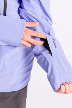 NITRO SNBD/ L1 OUTERWEAR L1 Axial Unisex Jacket -Outlet Skis Store 873852 004 Axial Jacket Ultraviolet Detail 4 1334x2000 78d78d47 b727 4c8e b690 3dba7c4145dd